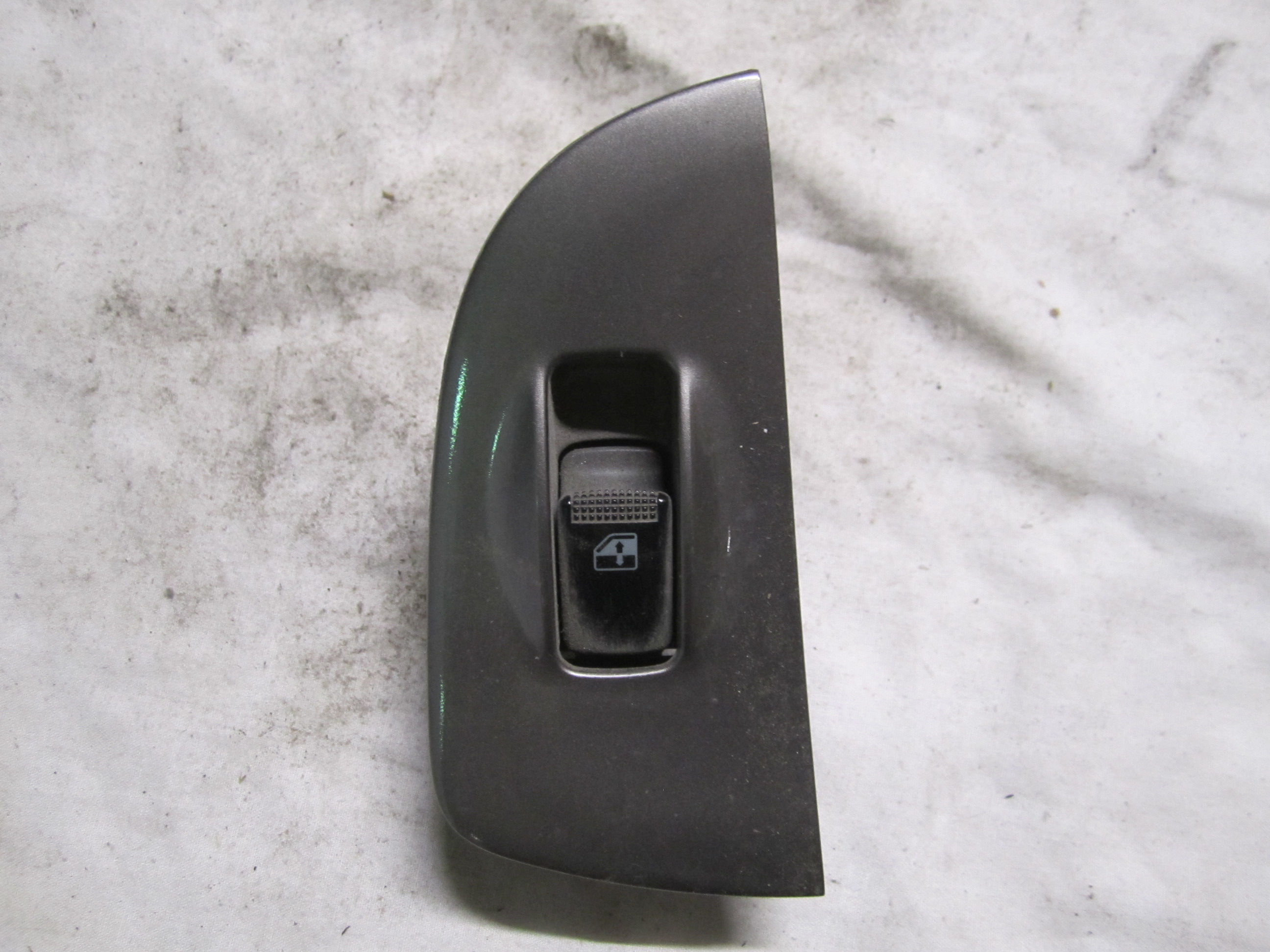 Кнопка управления стеклоподъемником : ЗП на Hyundai Elantra