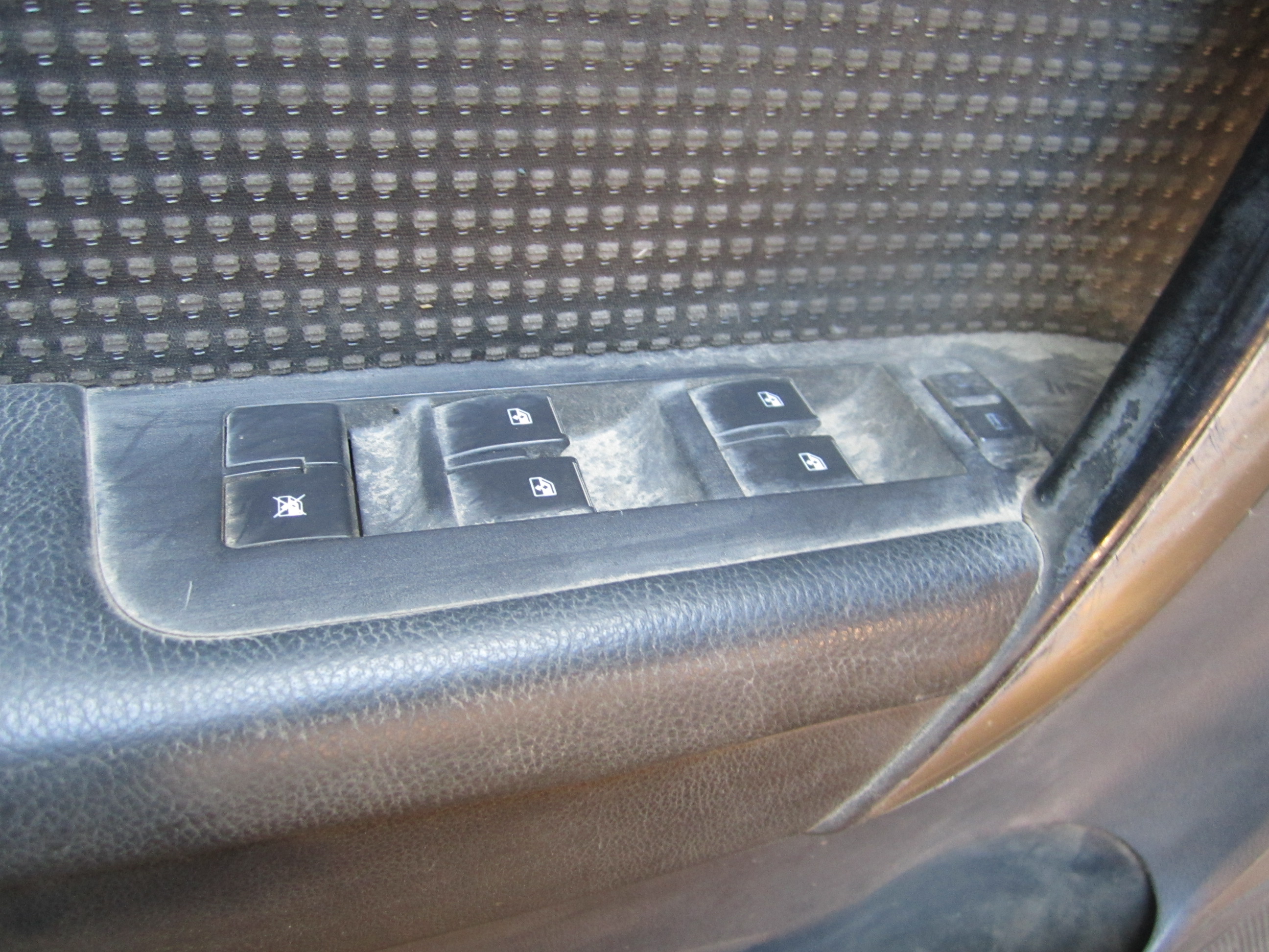 Обшивка передней левой двери на Chevrolet Captiva