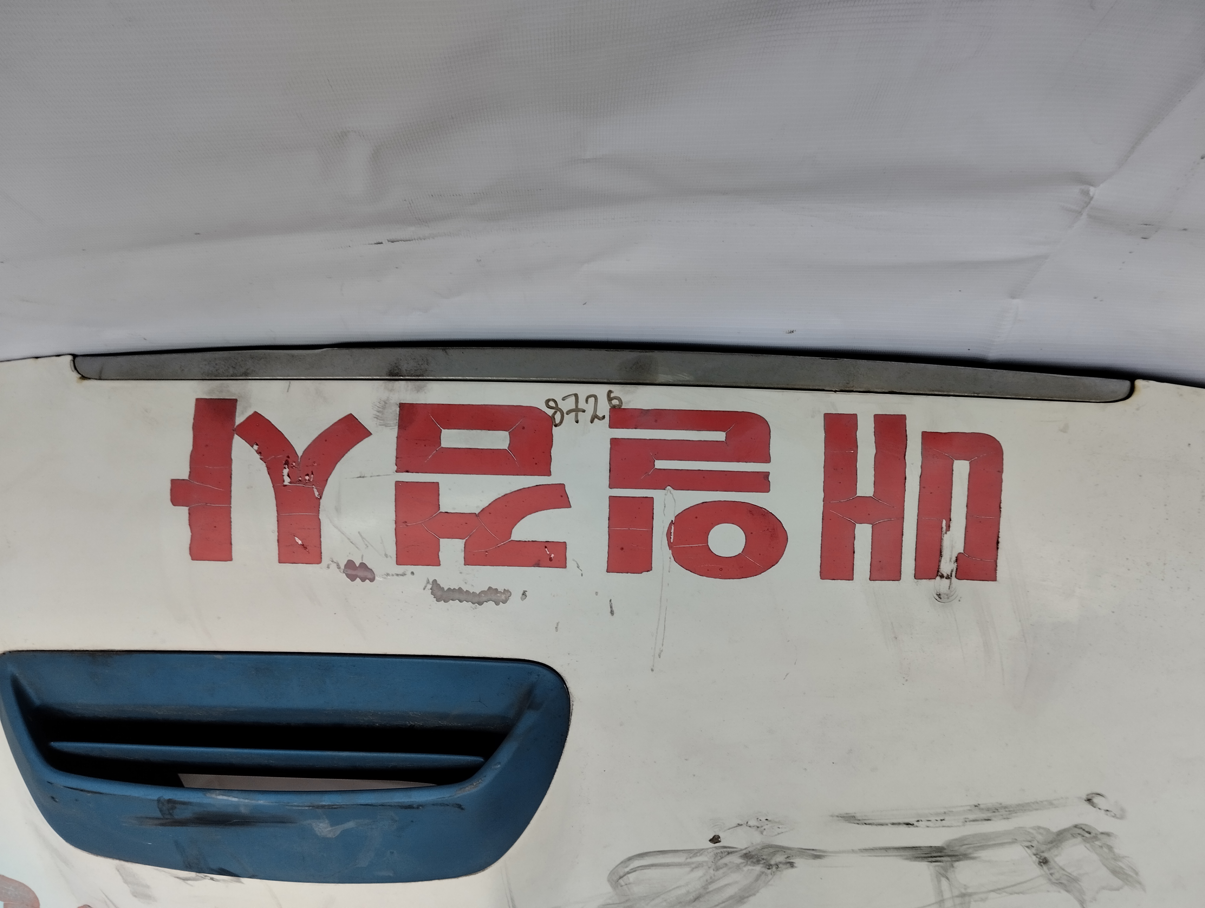 Капот на Hyundai Starex